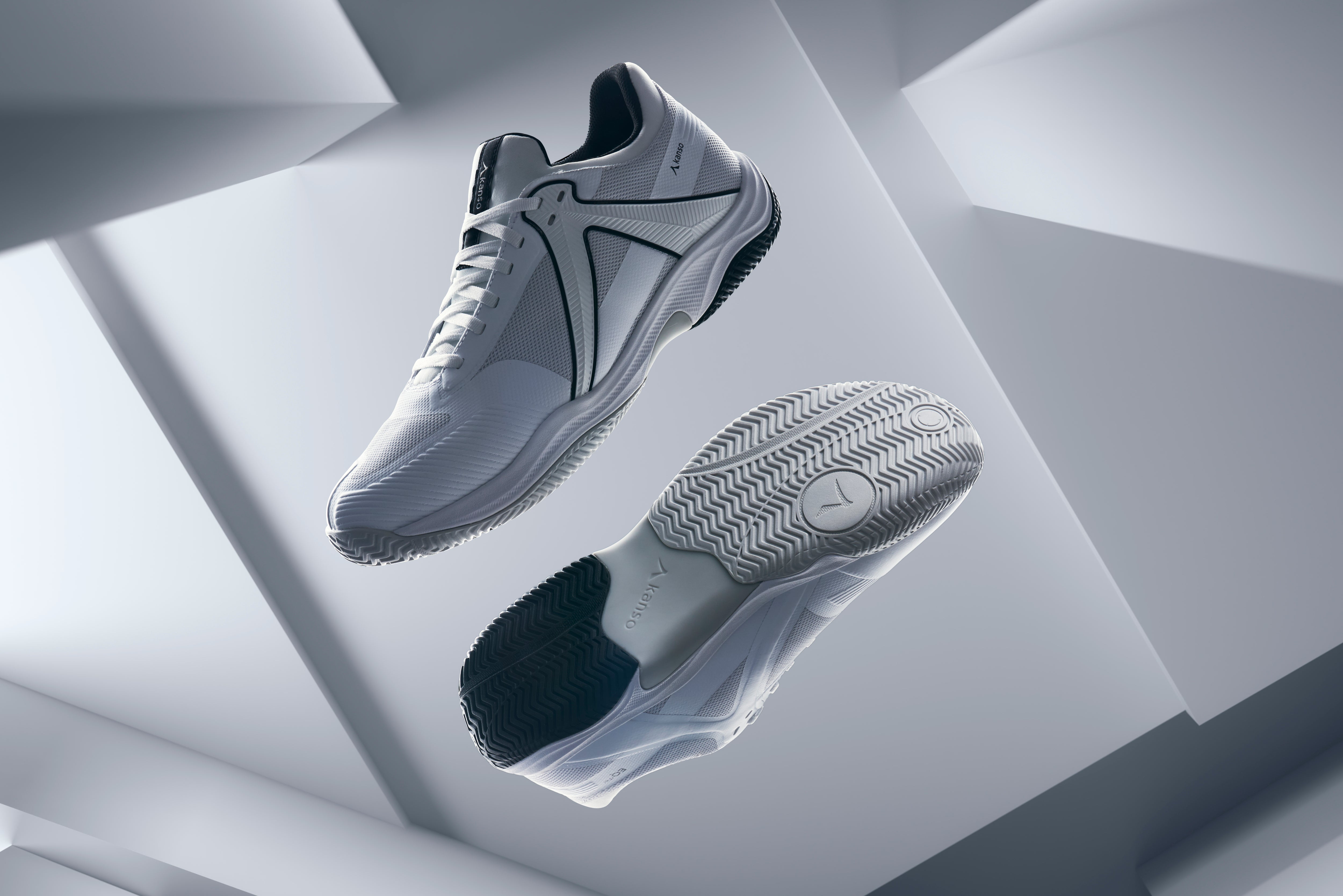 EQ SoftCourt White/Black